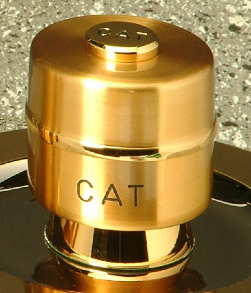Ein Ölgefäß mit Gravur CAT